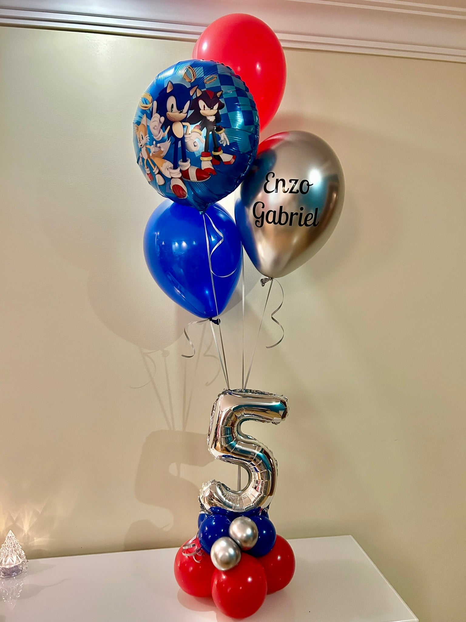 Centro de mesa com gás helio (idade + 3 balões latex + 1 estrela ou coração ou circulo)