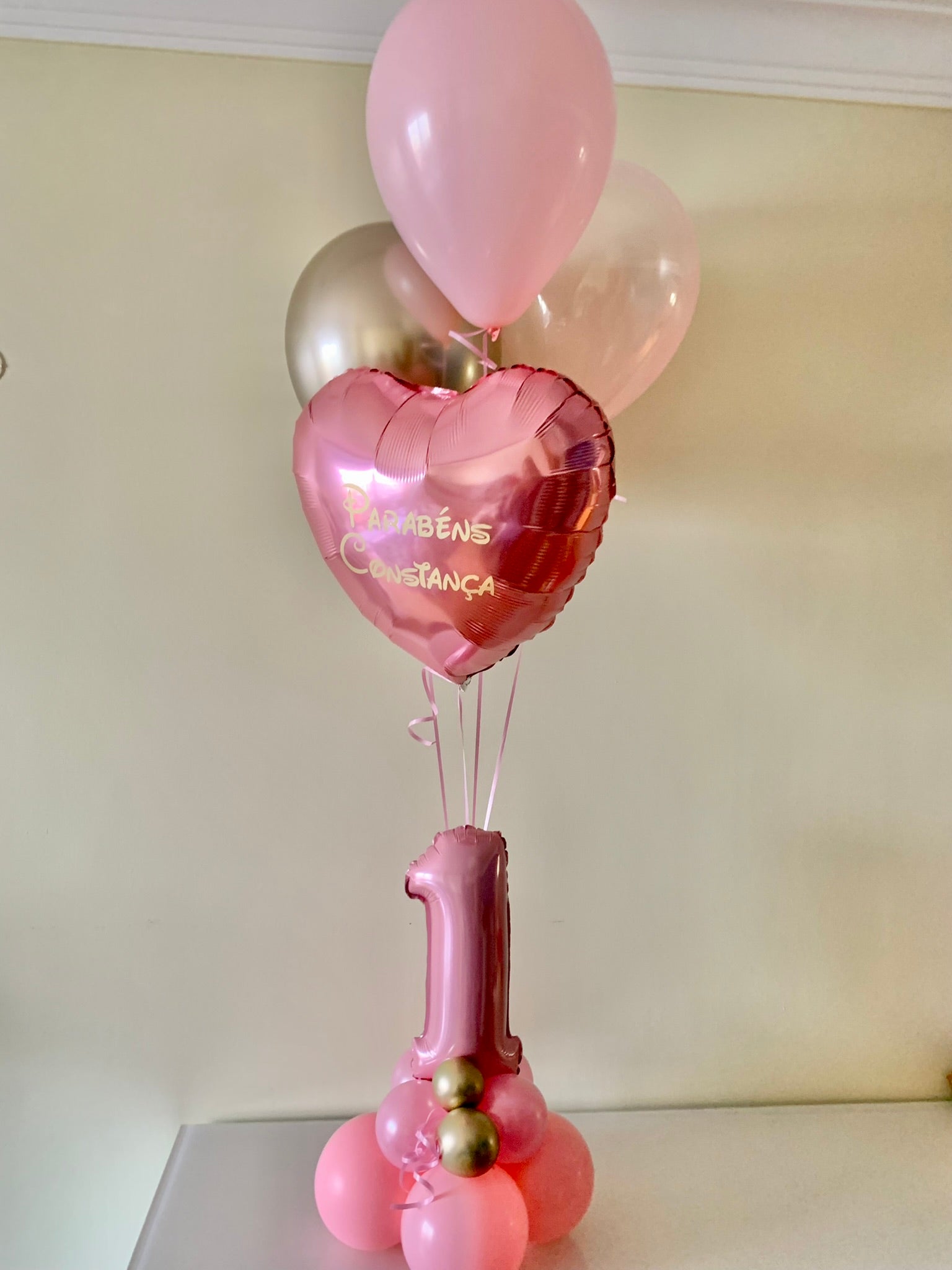Centro de mesa com gás helio (idade + 3 balões latex + 1 estrela ou coração ou circulo)