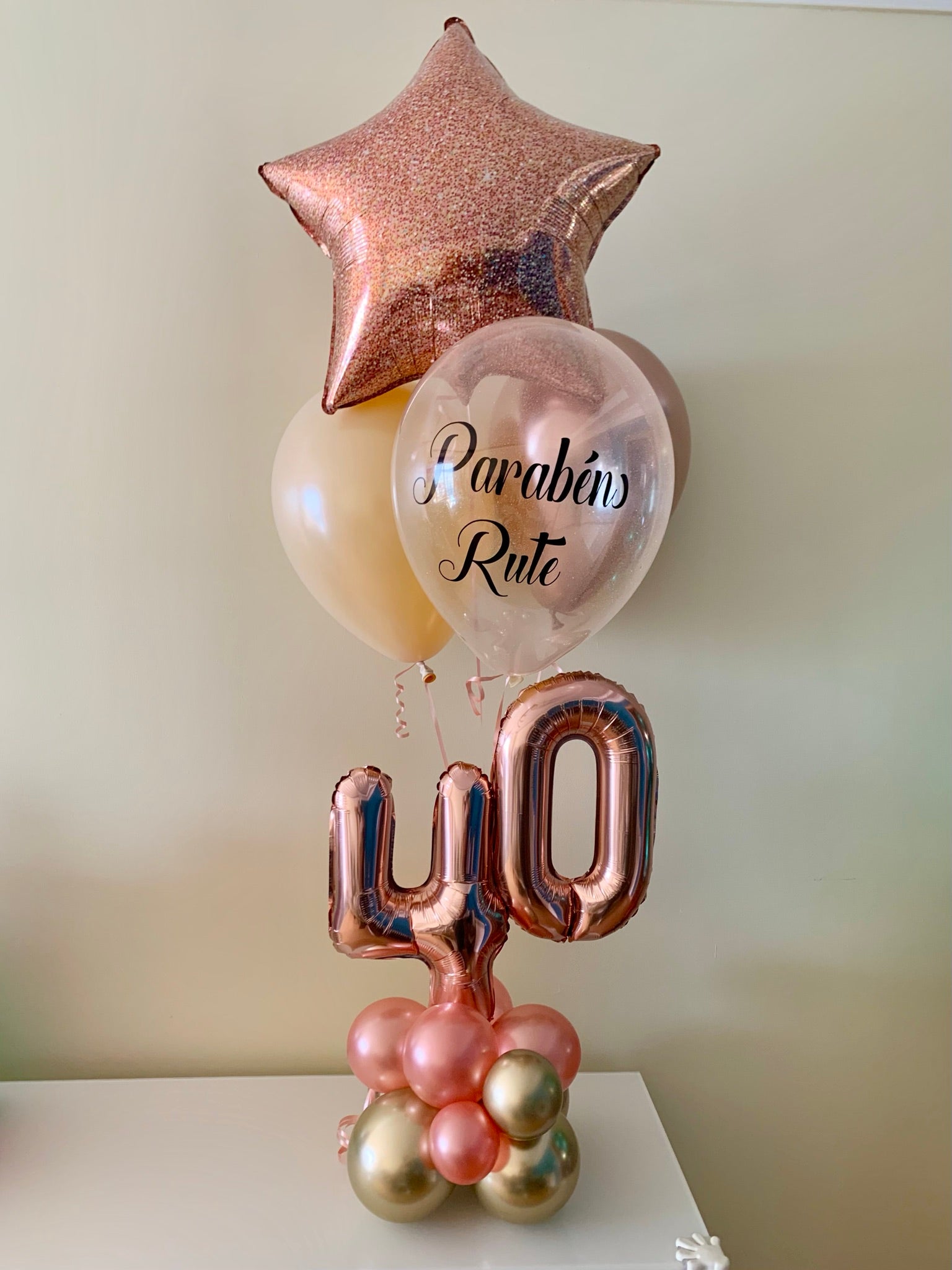 Centro de mesa com gás helio (idade + 3 balões latex + 1 estrela ou coração ou circulo)